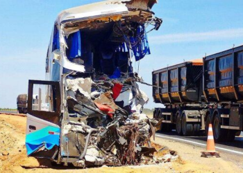 Dez dos 11 mortos em acidente entre ônibus e carreta são identificados