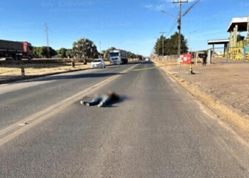 Homem é morto a tiros no meio da rua