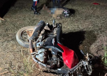 Motociclista de 26 anos perde controle em curva, cai e morre