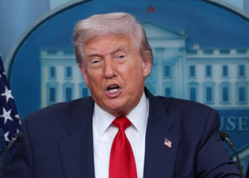 Ordem de Trump para assumir segurança de Washington é 'alarmante e sem precedentes', diz prefeita, que afirma não estar surpresa