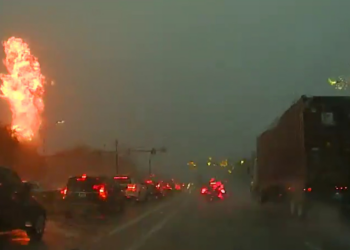 VÍDEO flagra momento em que raio atinge rede de energia e deixa centenas sem luz nos EUA