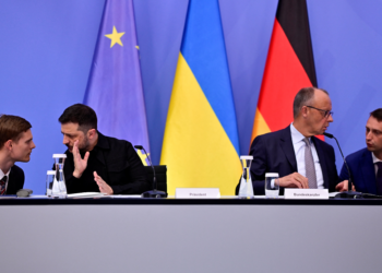 Amparado por europeus, Zelensky começa conversa com Trump para negociar condições de cessar-fogo