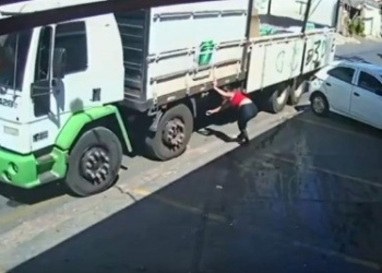 Caminhão atinge três motos, derruba muro e bate em poste; veja vídeo