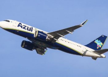 Avião da Azul dá rasante nos Florais para pouso em VG