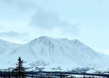 Com risco de inundação histórica, moradores do Alasca deixam suas casas