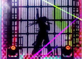 Como é o show de Ado, cantora do pop japonês que nunca mostra o rosto