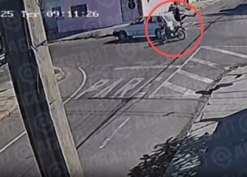 Vídeo mostra motociclista furando preferencial e se dando mal