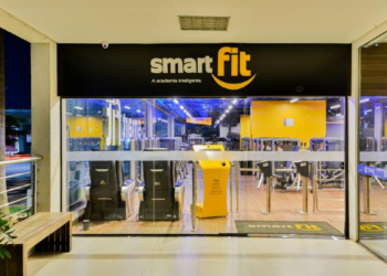 Justiça condena Smart Fit a pagar multa de R$ 100 mil por cobranças extras a clientes