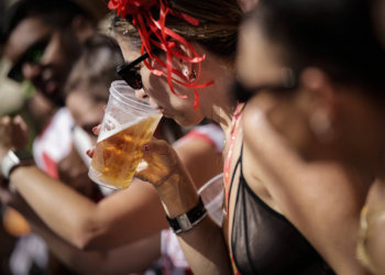 Consumo abusivo de álcool entre mulheres dobra em 17 anos no Brasil, diz estudo