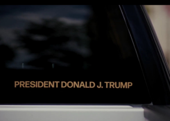 Novos carros de patrulha de imigrantes nos EUA têm nome de Donald Trump em letras douradas: 'Defenda a pátria'