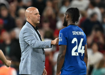 Jogo de abertura do Campeonato Inglês é interrompido por denúncia de racismo