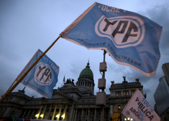 Justiça dos EUA poupa Argentina de entregar ações da estatal YPF enquanto avalia recursos