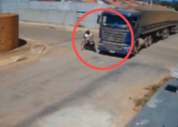 Carreta invade preferencial e atropela mãe e filho; criança teve fratura exposta