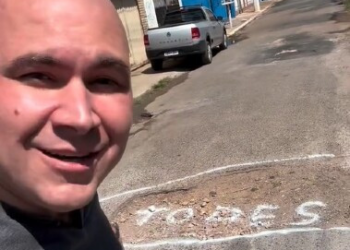 Abilio provoca militância e pinta "todes" em buraco de rua