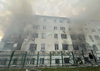 Horas antes de conversa entre Zelensky e Trump, ataque da Rússia na Ucrânia deixa 3 mortos e 17 feridos