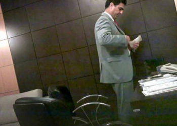 Abilio posta vídeo trabalhando e Emanuel enchendo o paletó