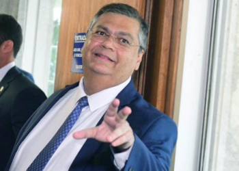 Dino tem tacape e Trump uma bomba atômica