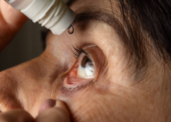 Novo colírio oferece 10 horas de alívio para 'vista cansada' sem óculos