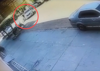 Motociclista bate contra caminhonete e morre; veja vídeo