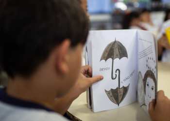 Após afirmar ter garantido verba, MEC não compra todos os livros didáticos para 2026