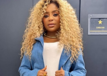 Cariúcha reage após ser flagrada beijando filho de Gugu