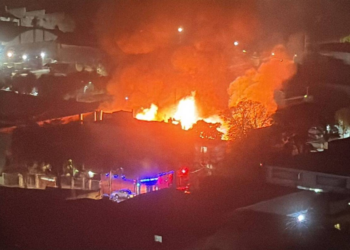 Queda de balão provoca incêndio em galpão em Santo André (SP)