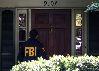 FBI faz buscas na casa de ex-assessor de Trump que criticou governo dos EUA