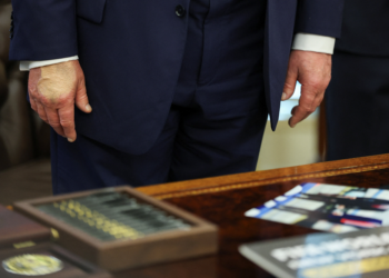 Trump volta a aparecer em público usando maquiagem na mão, um mês depois de diagnóstico de insuficiência venosa crônica