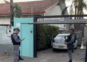 Mulher é assassinada com 20 facadas pelo namorado