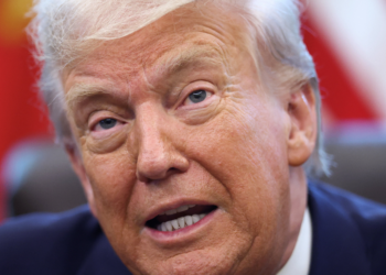 Governo Trump vai assinar decreto para processar quem queimar bandeira dos EUA