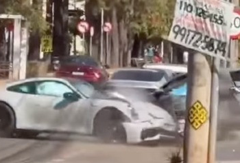 Porsche acelera em curva e bate em carro parado
