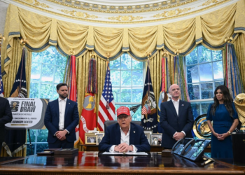 'Não sou um ditador', diz Trump