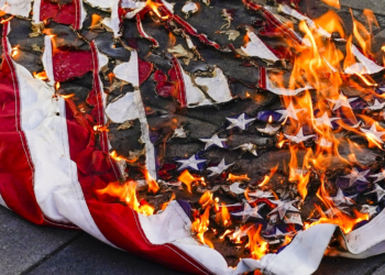 Homem é preso por queimar bandeira dos EUA ao protestar contra ordem de Trump