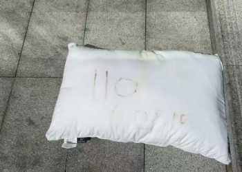 Mulher escreve pedido de socorro com o próprio sangue e é salva na China