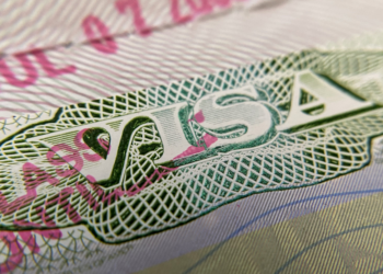 Governo Trump quer restringir duração de vistos americanos para estudantes e jornalistas