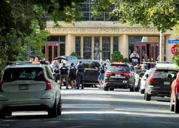 Menina descreve momentos de terror em igreja em Minneapolis: 'Fiquei com muito medo e rezando'