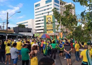Manifestantes chegam à Praça 8 de Abril para ato contra Lula e Moraes; veja imagens