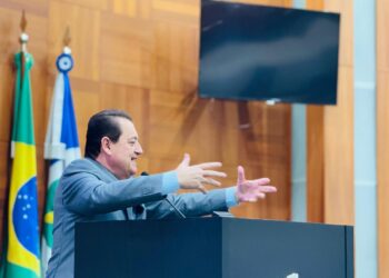 Deputado Sebastião Rezende cobra medidas contra reciclagem de linhas telefônicas pré-pagos e reforça compromisso com a segurança dos consumidoresO deputado estadual Sebastião Rezende demonstrou, mais uma vez, seu compromisso com a defesa dos direitos da população mato-grossense ao apresentar uma importante indicação ao Ministro das Comunicações, Frederico de Siqueira Filho, com cópia ao presidente da Anatel, Carlos Manuel Baigorri.  A proposta apresentada por Sebastião Rezende alerta para a urgente necessidade de medidas regulatórias e procedimentais que evitem a prática da chamada “reciclagem de linhas telefônicas” pré-pagas. O parlamentar destaca que a reutilização de números já cancelados, embora comum devido à limitação de combinações disponíveis, expõe milhões de brasileiros a riscos de segurança, como a violação de dados pessoais e até mesmo o “sequestro digital” de contas em serviços como WhatsApp, e-mails e redes sociais.  Sebastião Rezende fundamenta sua preocupação em estudos internacionais, como o realizado pela Universidade de Princeton (EUA), que apontou que 83% dos números reciclados ainda estavam vinculados a serviços digitais, criando brechas para golpes, extorsões e violações de privacidade. Segundo o deputado, situações como essas configuram ameaças reais aos cidadãos e exigem providências imediatas das autoridades competentes.  O parlamentar ressalta ainda a importância de enfrentar o problema com seriedade. Para Sebastião Rezende, se nada for feito, os riscos de fraudes e invasões de contas digitais tendem a aumentar de forma alarmante, colocando em perigo não apenas a privacidade, mas também a segurança financeira e até mesmo a integridade das pessoas. Sem medidas de controle mais rígidas, cidadãos podem ser confundidos com antigos proprietários de linhas, sofrer constrangimentos, chantagens e até golpes aplicados por criminosos que se aproveitam da vulnerabilidade criada pela ausência de regras claras.  Além de citar as evidências técnicas e jurídicas — amparadas pela Lei Geral de Proteção de Dados (LGPD) — Sebastião Rezende reforça que sua iniciativa busca proteger a população contra riscos que comprometem a segurança digital e a privacidade de consumidores em todo o país.  “É preciso adotar regras mais rígidas para impedir que números de telefone sejam reutilizados de forma indiscriminada, garantindo assim os direitos e a proteção do cidadão. Nossa luta é pela segurança de cada mato-grossense e brasileiro que pode ser prejudicado com essa prática”, afirmou Sebastião Rezende.  Com esta iniciativa, Sebastião Rezende reafirma sua postura de parlamentar atuante, atento às novas demandas da sociedade e sempre comprometido em propor soluções que assegurem o bem-estar e a tranquilidade da população.