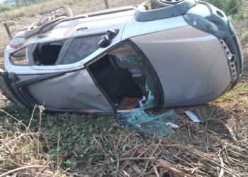 Motorista perde controle de carro, capota duas vezes e passageiro morre