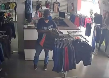 Vídeo: Quadrilha aterroriza em roubo de loja em VG e espanca funcionária