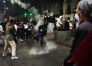 Geração Z protesta contra o governo do Peru; caos nas ruas deixa feridos após confronto com a polícia