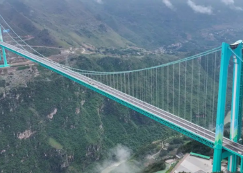 VÍDEO: Veja imagens da ponte mais alta do mundo, inaugurada na China; carros passam 'entre nuvens'