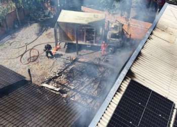 Fio de energia cai em caminhão e provoca incêndio; depósito e casa foram atingidos