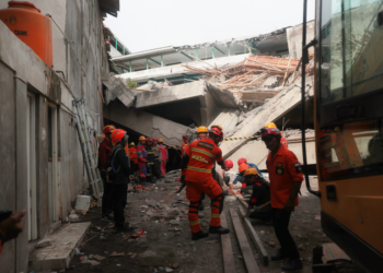 Escola desaba na Indonésia e deixa 1 morto e 102 feridos
