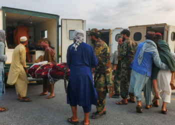 Moradores imploram por ajuda em vilas destruídas por terremoto no Afeganistão; governo pede socorro internacional