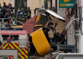 Sobe para 17 número de mortos após bondinho descarrilar em Lisboa