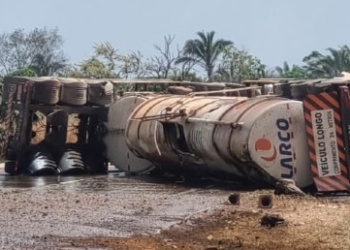 Vídeo – Carreta com diesel tomba e homem morre