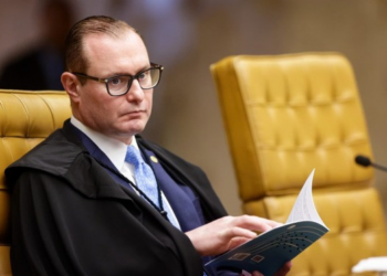 A pedido de Moraes, Zanin marca mais um dia para julgar Bolsonaro