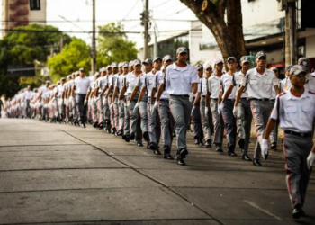 Estudantes da rede estadual desfilam em Cuiabá neste domingo