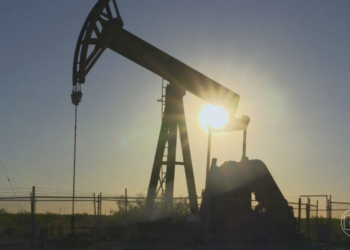 Opep+ acerta novo aumento na produção de petróleo para recuperar participação de mercado